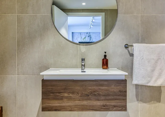 Official Mercury A Beautiful One Bedroom With Wifi By 360 Estates Apartman *